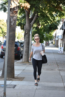 Kaley Cuoco feet photo thumbnail