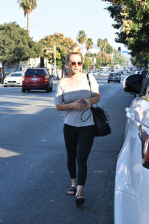 Kaley Cuoco feet photo thumbnail