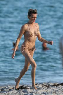 Katie Cassidy feet photo thumbnail