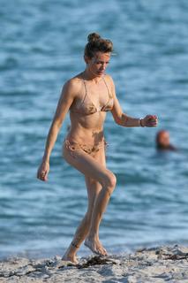 Katie Cassidy feet photo thumbnail