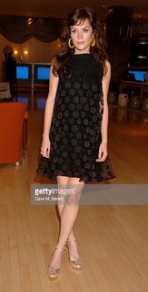 Anna Friel feet photo thumbnail