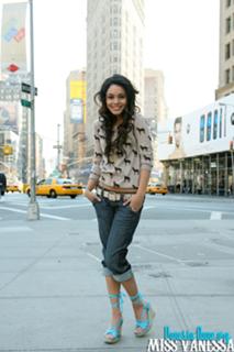 Vanessa Hudgens feet photo thumbnail