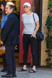 Kaley Cuoco feet photo thumbnail
