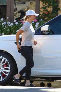 Kaley Cuoco feet photo thumbnail