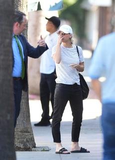 Kaley Cuoco feet photo thumbnail