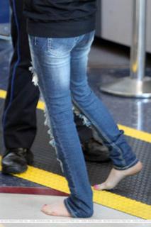 Avril Lavigne feet photo thumbnail