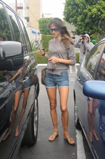 Alessandra Ambrosio feet photo thumbnail