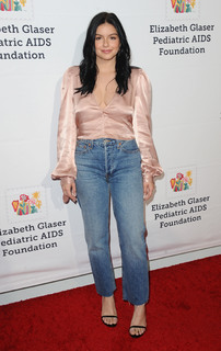 Ariel Winter feet photo thumbnail
