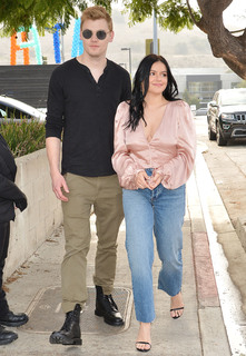 Ariel Winter feet photo thumbnail