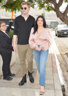 Ariel Winter feet photo thumbnail