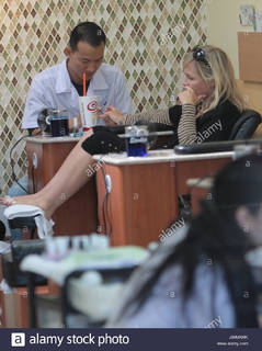 Jennie Garth feet photo thumbnail