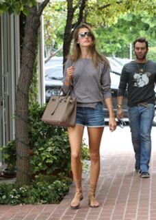 Alessandra Ambrosio feet photo thumbnail
