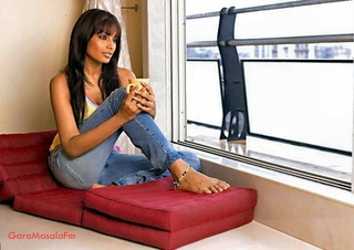 Bipasha Basu feet photo thumbnail