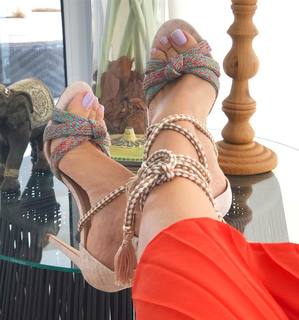 Cláudia Citroni feet photo thumbnail
