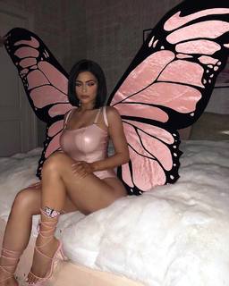 Kylie Jenner feet photo thumbnail