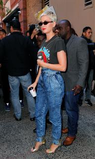Katy Perry feet photo thumbnail