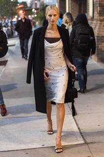 Karolina Kurkova feet photo thumbnail