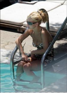 Jessica Simpson feet photo thumbnail