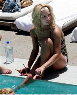 Jessica Simpson feet photo thumbnail