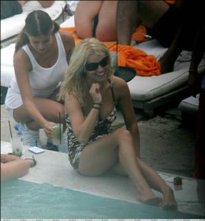 Jessica Simpson feet photo thumbnail