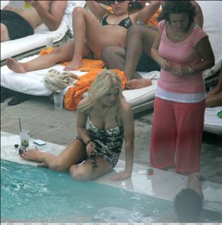 Jessica Simpson feet photo thumbnail
