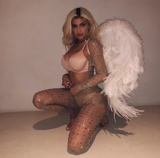 Kylie Jenner feet photo thumbnail