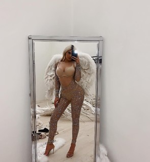 Kylie Jenner feet photo thumbnail