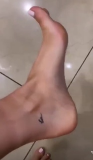 Kylie Jenner feet photo thumbnail