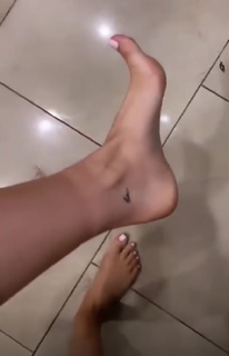 Kylie Jenner feet photo thumbnail