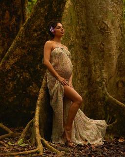 Isis Valverde feet photo thumbnail