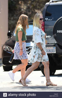 Jennie Garth feet photo thumbnail