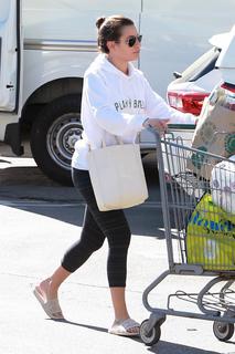 Lea Michele feet photo thumbnail