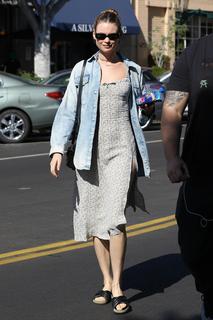 Behati Prinsloo feet photo thumbnail