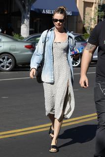 Behati Prinsloo feet photo thumbnail