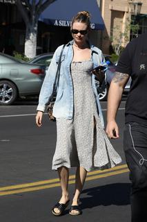 Behati Prinsloo feet photo thumbnail