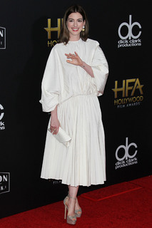 Anne Hathaway feet photo thumbnail