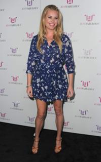 Rebecca Romijn feet photo thumbnail