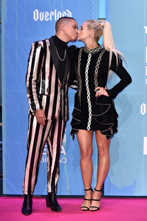 Ashlee Simpson feet photo thumbnail