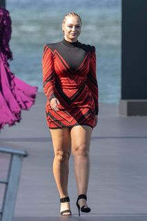 Iskra Lawrence feet photo thumbnail