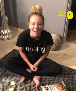 Kaley Cuoco feet photo thumbnail