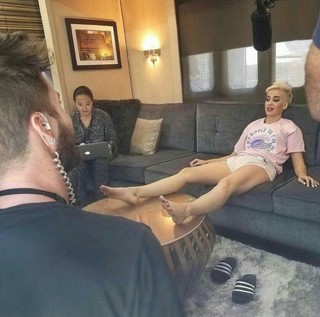 Katy Perry feet photo thumbnail