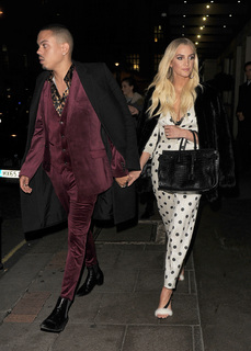 Ashlee Simpson feet photo thumbnail