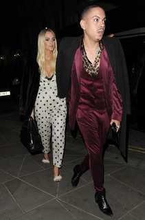 Ashlee Simpson feet photo thumbnail