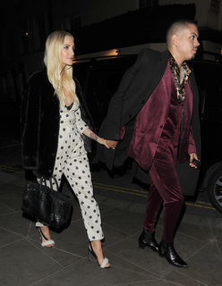 Ashlee Simpson feet photo thumbnail
