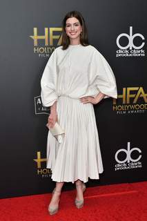 Anne Hathaway feet photo thumbnail