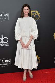 Anne Hathaway feet photo thumbnail