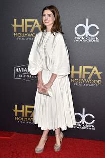 Anne Hathaway feet photo thumbnail