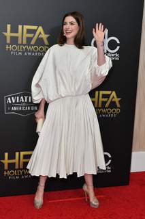 Anne Hathaway feet photo thumbnail