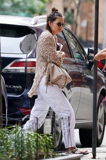 Katie Holmes feet photo thumbnail