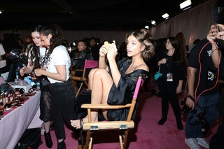 Barbara Palvin feet photo thumbnail